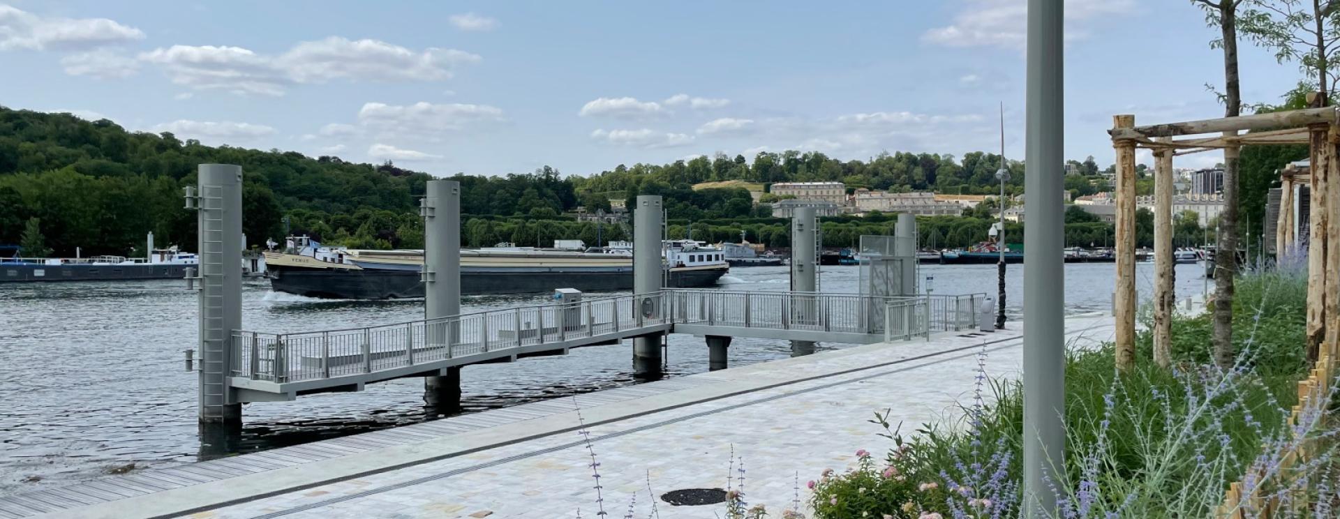 Le port de Boulogne Legrand fraichement réaménagé ; une barge en marche ; vue sur le cheminement piéton 